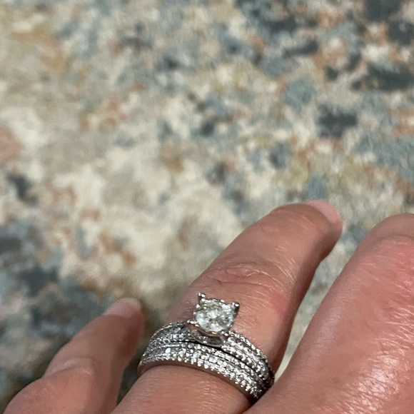 I’m selling my wedding ring just because I need money. - Picture 4 of 10